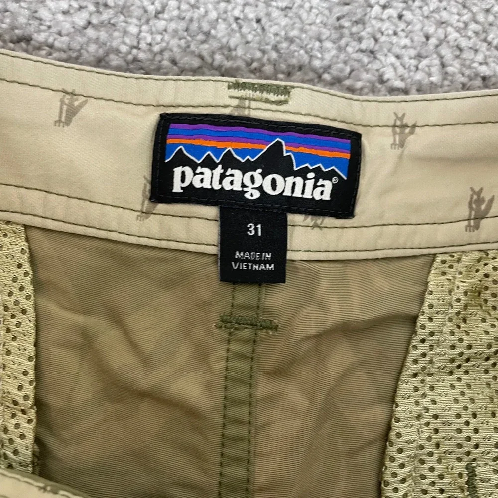 Patagonia Shorts Mens 31 Wavefarer Walk Hybrid Board Shorts Tropical Leaf